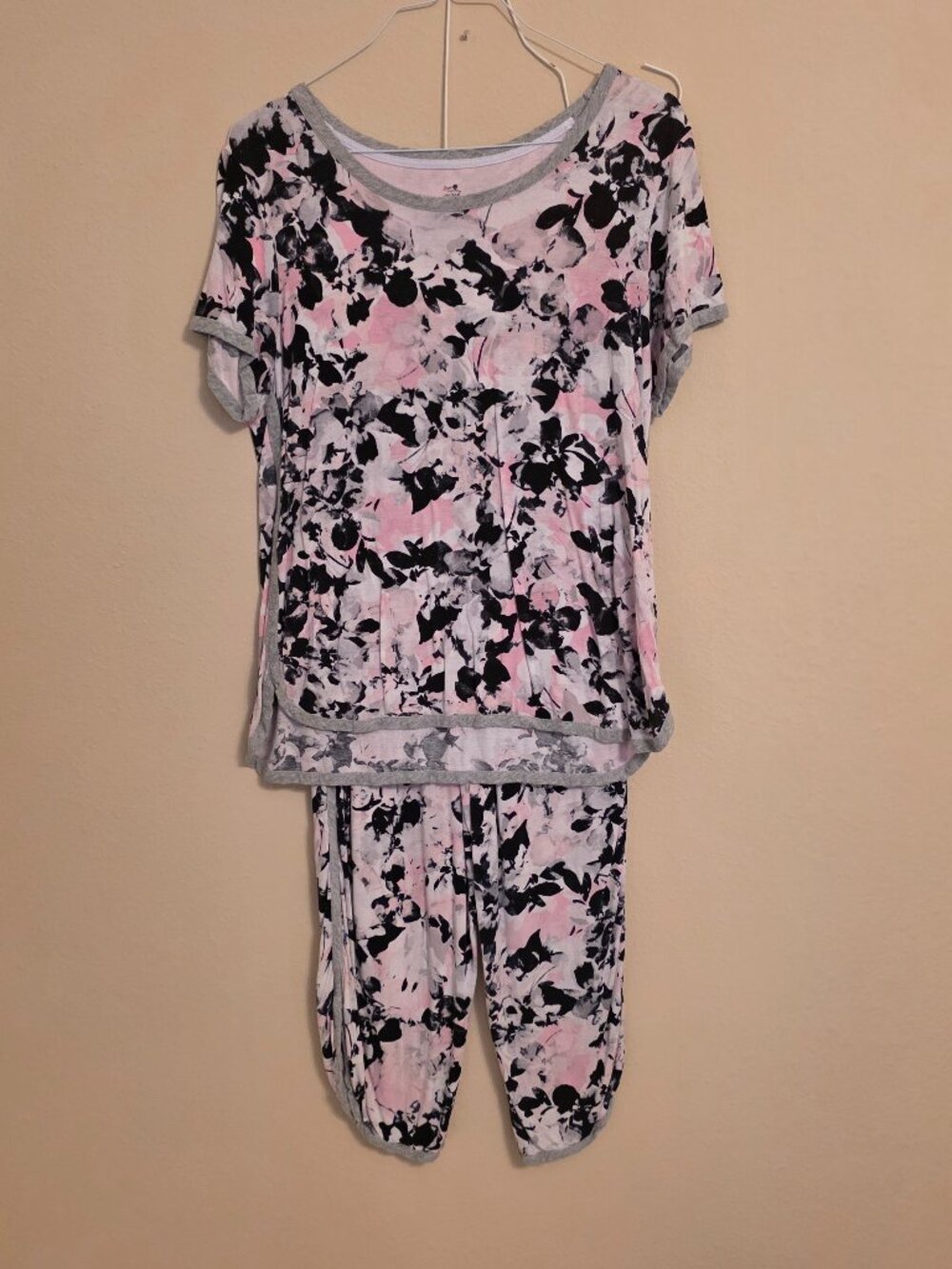 Secret Treasures 2 Piece Capri Lounge Set Size M/L